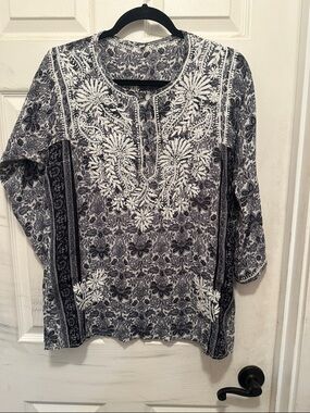 Embroidered Floral Tunic Top - Black & White
